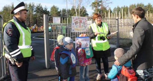 В Лесосибирске воспитанники детского сада и сотрудники ГИБДД провели акцию «Семья ЗА безопасность на дороге»