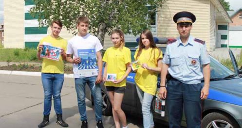 В Лесосибирске сотрудники ГИБДД и волонтеры провели акцию «Безопасность детей на дороге – забота общества»