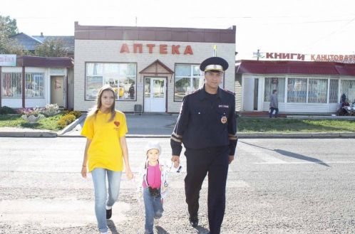 Лесосибирские полицейские и волонтеры напомнили юным пешеходам, как сделать свой путь безопасным