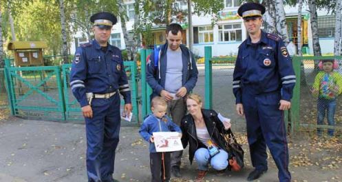 Дорожные полицейские и журналисты Лесосибирска провели акцию «Пристегни самое дорогое»