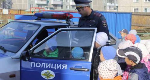 Сотрудники ГИБДД Лесосибирска познакомили дошколят с работой дорожных полицейских