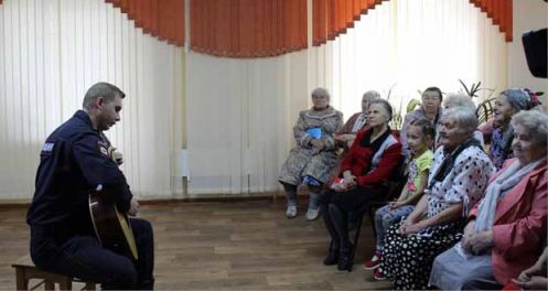 Сотрудники лесосибирской полиции поздравили пожилых горожан с праздником