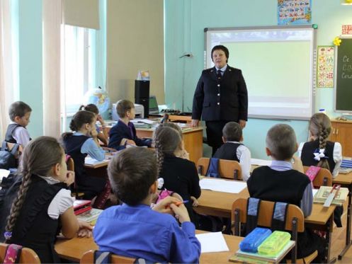 Инспекторы ГИБДД Лесосибирска вручили «пятерки безопасности» ученикам лицея