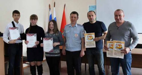 В Лесосибирске сотрудники ГИБДД и учащиеся объединения «Лидер» провели акцию «Добрая маршрутка»