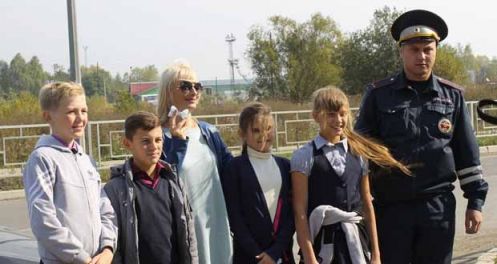 Сотрудники ГИБДД и гимназисты Лесосибирска провели акцию «Белые бантики»