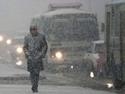 Госавтоинспекторы предупреждают участников дорожного движения об осложнении дорожной обстановки в связи со снегопадом.
