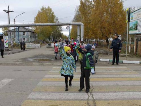 Сотрудники ГИБДД обучают лесосибирских школьников правилам поведения на пешеходных переходах
