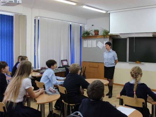 Лесосибирские полицейские проводят в школах профилактические беседы