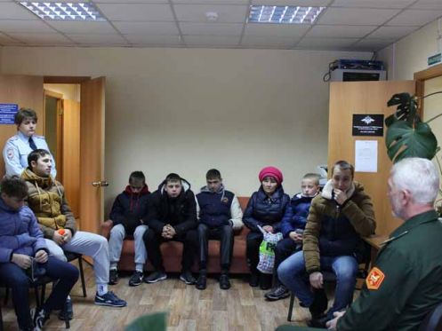 Неделя общественной безопасности: Стражи порядка и общественники Лесосибирска организовали встречу с подростками, состоящими на учете в полиции