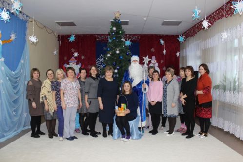 В Лесосибирске полицейский Дед Мороз поздравил с новым годом отважную воспитательницу
