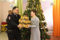 В Лесосибирске Полицейский Дед Мороз осуществляет детские мечты