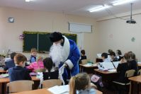 В Лесосибирске полицейский Дед Мороз напомнил школьникам о правилах безопасности